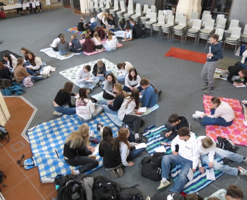 Gemütliches Essen in der Aula