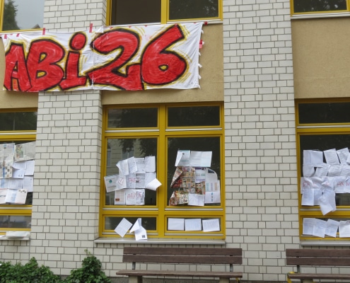 Banner an Schulgebäude