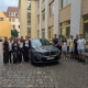 Schülerinnen & Schüler vor BMW